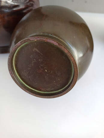 Enghalsvase aus Bronze mit Dekor einer Grille und Paar Vasen aus Bronze mit reliefiertem Dekor von Reihern - Foto 7