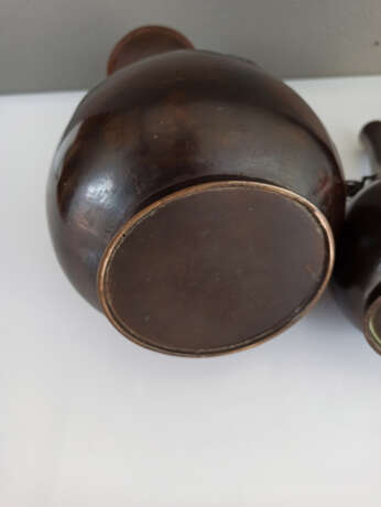 Enghalsvase aus Bronze mit Dekor einer Grille und Paar Vasen aus Bronze mit reliefiertem Dekor von Reihern - photo 8