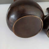 Enghalsvase aus Bronze mit Dekor einer Grille und Paar Vasen aus Bronze mit reliefiertem Dekor von Reihern - Foto 8