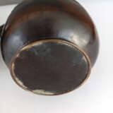 Enghalsvase aus Bronze mit Dekor einer Grille und Paar Vasen aus Bronze mit reliefiertem Dekor von Reihern - Foto 9