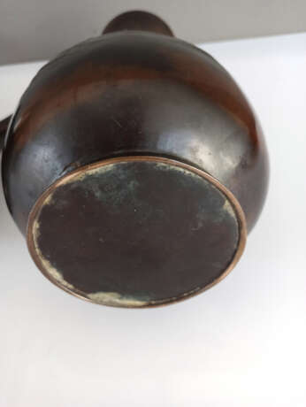 Enghalsvase aus Bronze mit Dekor einer Grille und Paar Vasen aus Bronze mit reliefiertem Dekor von Reihern - фото 9