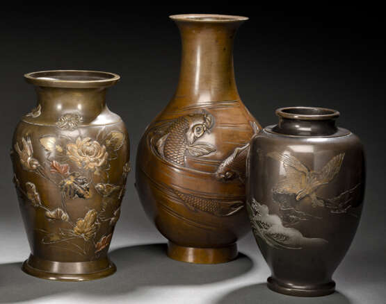 Drei Vasen aus Bronze u.a. mit Dekor von Spatzen, einem Adler und Karpfen im Strom - Foto 1