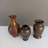 Drei Vasen aus Bronze u.a. mit Dekor von Spatzen, einem Adler und Karpfen im Strom - photo 2