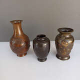 Drei Vasen aus Bronze u.a. mit Dekor von Spatzen, einem Adler und Karpfen im Strom - photo 3