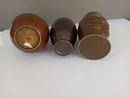 Drei Vasen aus Bronze u.a. mit Dekor von Spatzen, einem Adler und Karpfen im Strom - фото 4