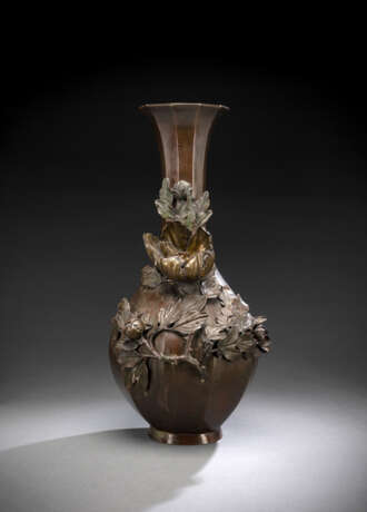 Vase aus Bronze mit appleziertem Dekor von Hibiskusblüten und Zweigen teils grünlich patiniert - Foto 1