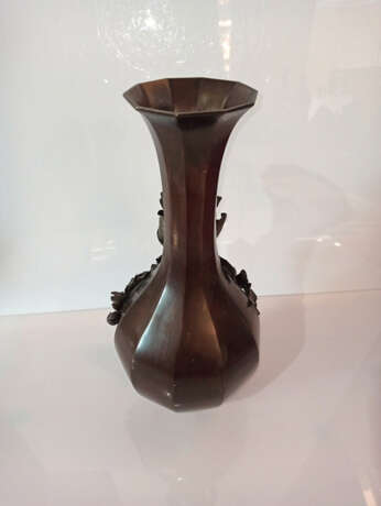 Vase aus Bronze mit appleziertem Dekor von Hibiskusblüten und Zweigen teils grünlich patiniert - Foto 4