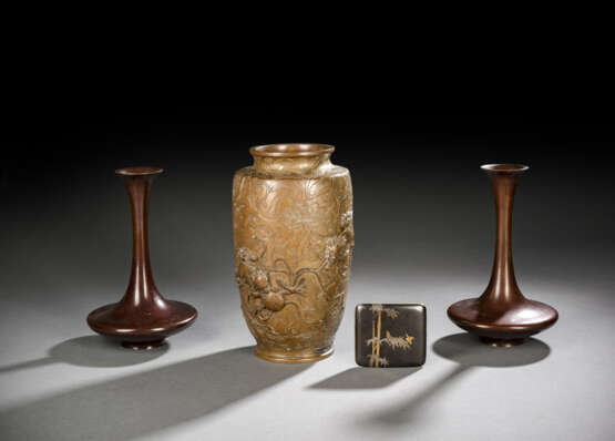 Drei Bronzevasen und ein Etui mit Tauschierungen in Gold und Silber - фото 1