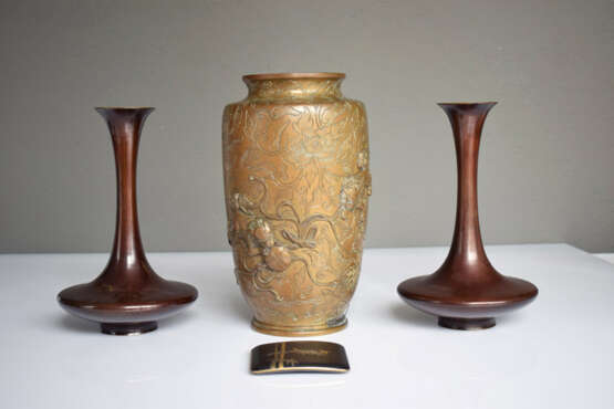 Drei Bronzevasen und ein Etui mit Tauschierungen in Gold und Silber - Foto 2
