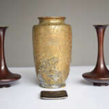 Drei Bronzevasen und ein Etui mit Tauschierungen in Gold und Silber - Foto 4