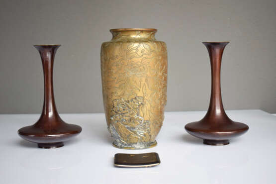 Drei Bronzevasen und ein Etui mit Tauschierungen in Gold und Silber - photo 4