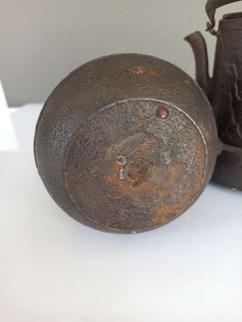 Drei Tetsubin und ein Stövchen aus Eisen, Japan - Foto 4