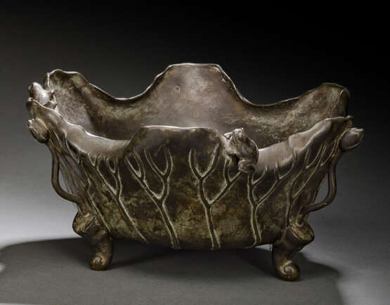 Dreibeinige Schale aus Bronze in Form eines Lotosblatts mit appleziertem Dekor von Fröschen und Lotosknospen - Foto 1