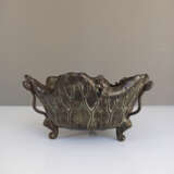 Dreibeinige Schale aus Bronze in Form eines Lotosblatts mit appleziertem Dekor von Fröschen und Lotosknospen - фото 2