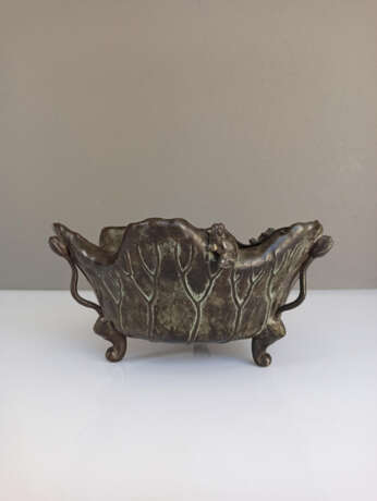 Dreibeinige Schale aus Bronze in Form eines Lotosblatts mit appleziertem Dekor von Fröschen und Lotosknospen - Foto 2
