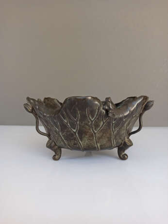 Dreibeinige Schale aus Bronze in Form eines Lotosblatts mit appleziertem Dekor von Fröschen und Lotosknospen - photo 3