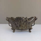 Dreibeinige Schale aus Bronze in Form eines Lotosblatts mit appleziertem Dekor von Fröschen und Lotosknospen - photo 3