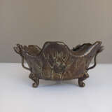 Dreibeinige Schale aus Bronze in Form eines Lotosblatts mit appleziertem Dekor von Fröschen und Lotosknospen - фото 4