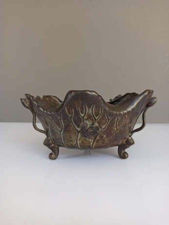 Dreibeinige Schale aus Bronze in Form eines Lotosblatts mit appleziertem Dekor von Fröschen und Lotosknospen - Foto 4