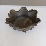 Dreibeinige Schale aus Bronze in Form eines Lotosblatts mit appleziertem Dekor von Fröschen und Lotosknospen - фото 5