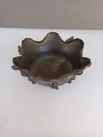 Dreibeinige Schale aus Bronze in Form eines Lotosblatts mit appleziertem Dekor von Fröschen und Lotosknospen - photo 5