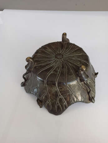 Dreibeinige Schale aus Bronze in Form eines Lotosblatts mit appleziertem Dekor von Fröschen und Lotosknospen - photo 6