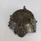 Dreibeinige Schale aus Bronze in Form eines Lotosblatts mit appleziertem Dekor von Fröschen und Lotosknospen - photo 6