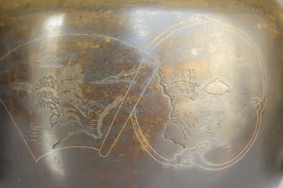Paar Cachepots aus Bronze mit Fächerdekor und seitlichen Handhaben in Form von Elefantenköpfen - фото 3
