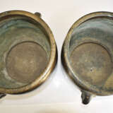 Paar Cachepots aus Bronze mit Fächerdekor und seitlichen Handhaben in Form von Elefantenköpfen - Foto 6