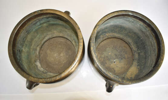 Paar Cachepots aus Bronze mit Fächerdekor und seitlichen Handhaben in Form von Elefantenköpfen - Foto 6