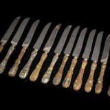 Satz von 12 Messern mit Stahlklingen, mit feinen gegossenen oder getriebenen Griffen aus Buntmetall in Etui - photo 1