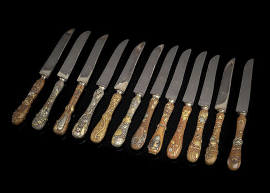 Satz von 12 Messern mit Stahlklingen, mit feinen gegossenen oder getriebenen Griffen aus Buntmetall in Etui - фото 1