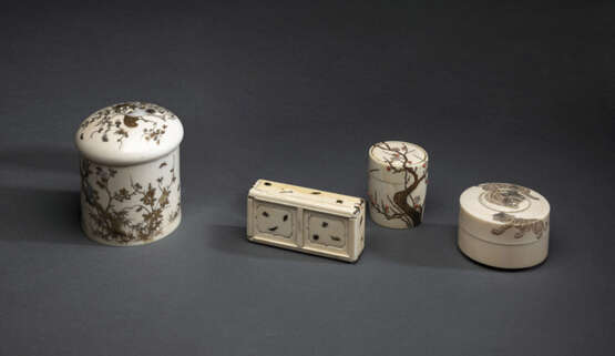 Drei Shibayama-Arbeiten aus Elfenbein und eine Deckeldose mit Tigerdekor aus Elfenbein - Foto 1