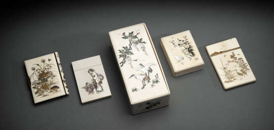 Gruppe von fünf Shibayama-Arbeiten, u.a. Etuis und eine Dose aus Elfenbein - фото 1