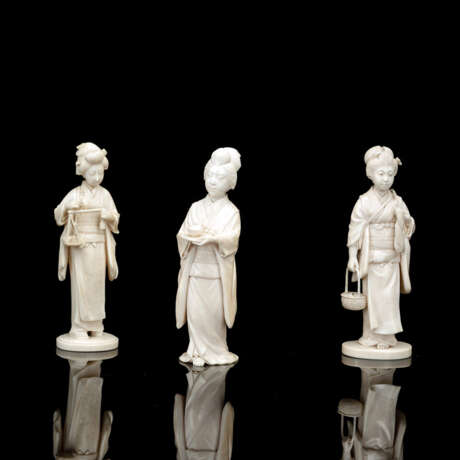 Drei Okimono aus Elfenbein, stehende Geisha mit Körben oder Tabletts, fein ausgearbeitet - Foto 1