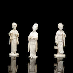 Drei Okimono aus Elfenbein, stehende Geisha mit Körben oder Tabletts, fein ausgearbeitet