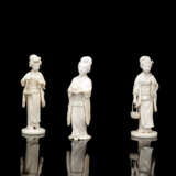 Drei Okimono aus Elfenbein, stehende Geisha mit Körben oder Tabletts, fein ausgearbeitet - photo 1