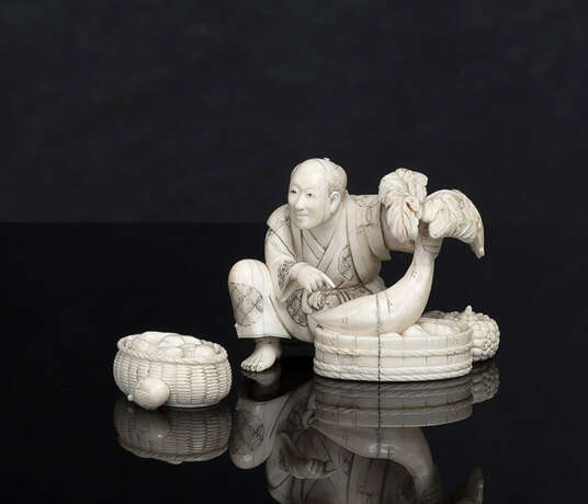 Zwei Okimono aus Elfenbein: Mann mit Rettich und Daruma, dem die Ohren gereinigt werden - Foto 1