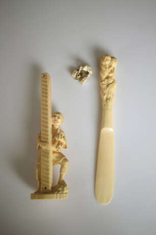 Zwei Okimono aus Elfenbein eines Schreiners einen Balken polierend - Foto 6