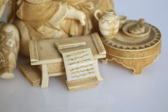 Feines Okimono aus Elfenbein mit Darstellung des musizierenden Hoteis nebst Trompete spielendem Karako - фото 3