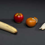 Zwei Bananen, ein Apfel und eine Mandarine aus gefärbtem Elfenbein naturalistisch ausgearbeitet - фото 1