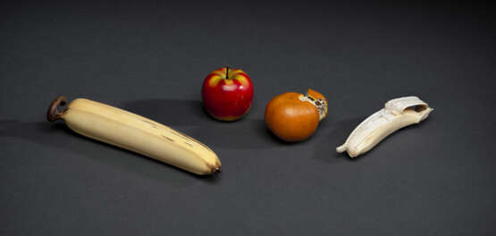 Zwei Bananen, ein Apfel und eine Mandarine aus gefärbtem Elfenbein naturalistisch ausgearbeitet - Foto 1