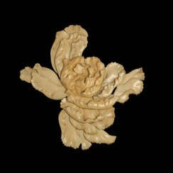 Feines 'Puzzle' aus Elfenbein in Form einer Päonienblüte in einem eurpäischen Lederetui