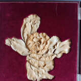 Feines 'Puzzle' aus Elfenbein in Form einer Päonienblüte in einem eurpäischen Lederetui - Foto 3