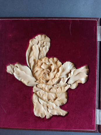 Feines 'Puzzle' aus Elfenbein in Form einer Päonienblüte in einem eurpäischen Lederetui - photo 3