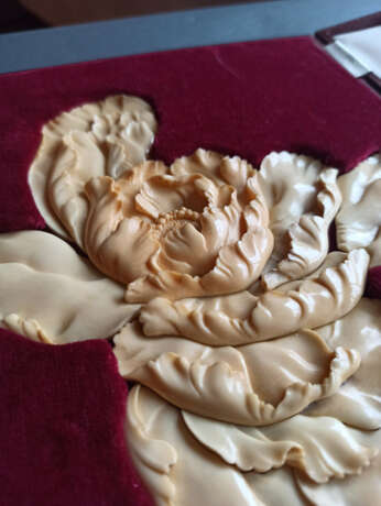 Feines 'Puzzle' aus Elfenbein in Form einer Päonienblüte in einem eurpäischen Lederetui - Foto 4
