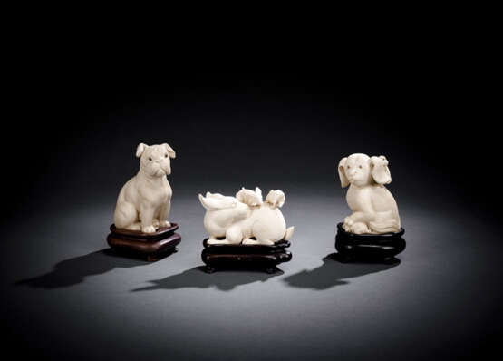 Drei Okimono aus Elfenbein: Zwei Hündchen und Hase mit zwei Jungen - фото 1