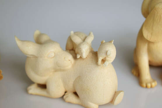 Drei Okimono aus Elfenbein: Zwei Hündchen und Hase mit zwei Jungen - фото 6