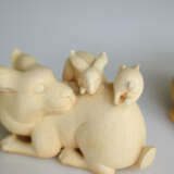 Drei Okimono aus Elfenbein: Zwei Hündchen und Hase mit zwei Jungen - фото 6