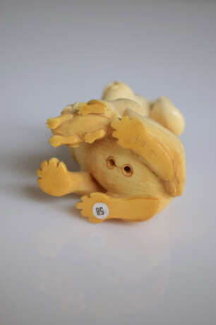 Drei Okimono aus Elfenbein: Zwei Hündchen und Hase mit zwei Jungen - фото 8